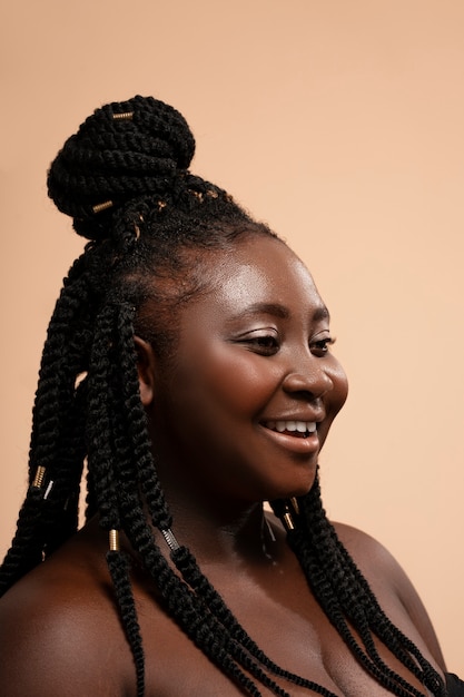 Free photo side view woman with afro hairstyle