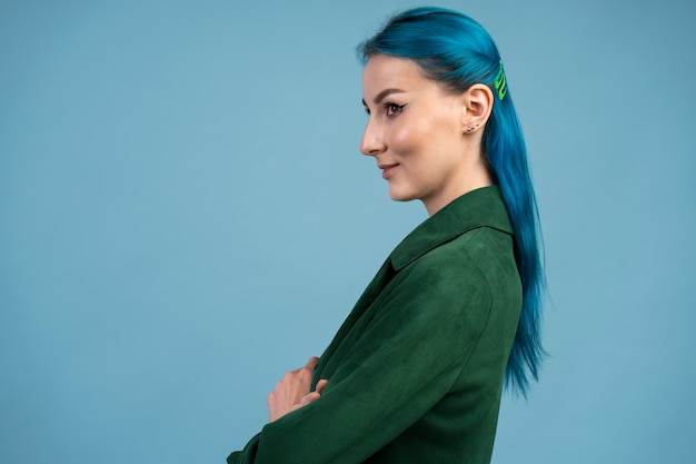 Foto gratuita donna di vista laterale con i capelli blu