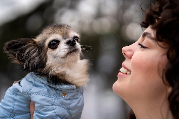 Foto gratuita vista laterale donna con simpatico cane chihuahua