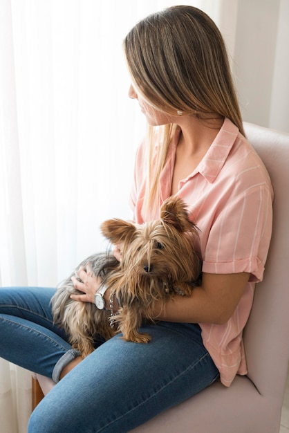 Foto gratuita donna di vista laterale con il cane