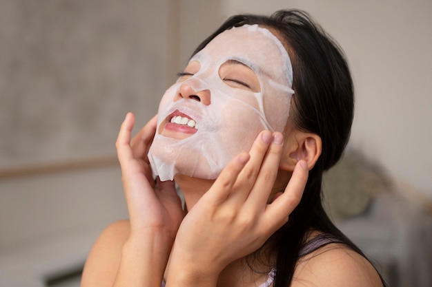 Free photo side view woman with face mask