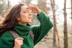 Foto gratuita vista laterale donna con gli occhiali in viaggio