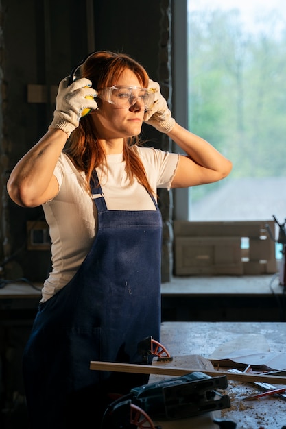 Donna di vista laterale con le cuffie e gli occhiali