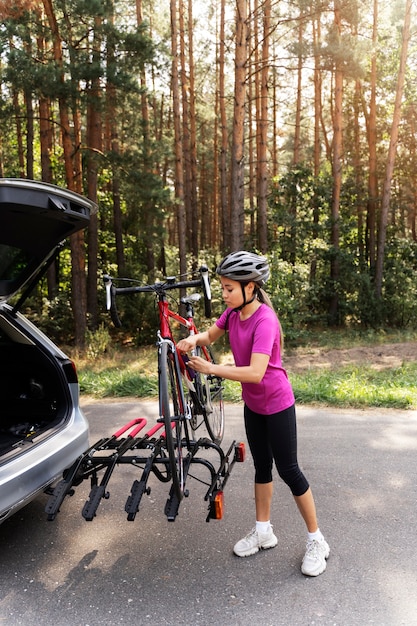 Free photo side view woman with helmet