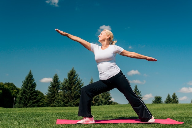 Side view woman with long arms on mat