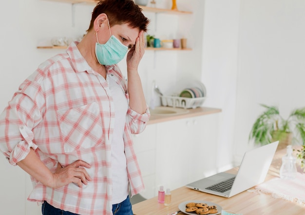 Foto gratuita vista laterale della donna con maschera medica non sentirsi bene