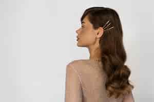 Free photo side view woman with trendy hairstyle