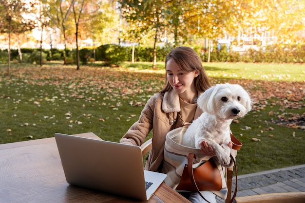 Free photo side view woman working on laptop