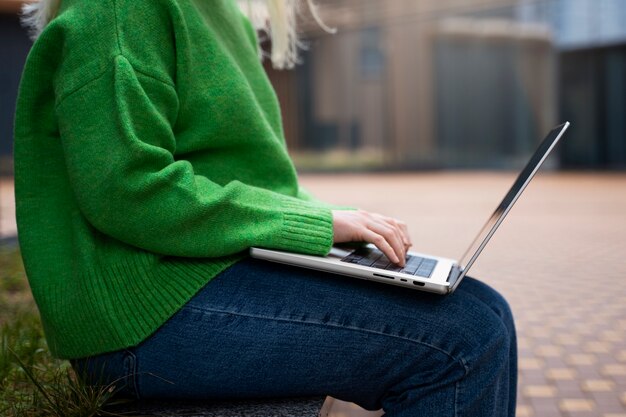 Вид сбоку женщина работает на ноутбуке