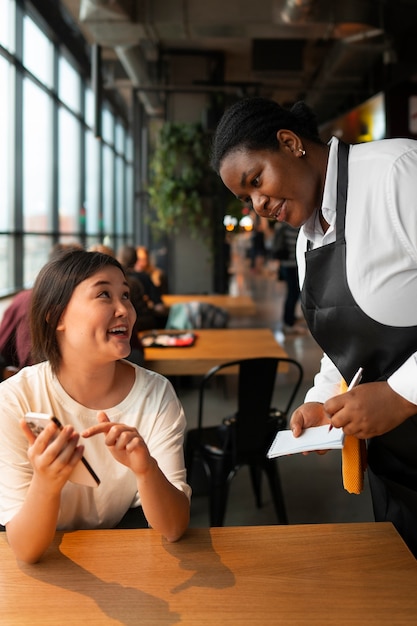 Foto gratuita veduta laterale donna che lavora nell'industria dei servizi