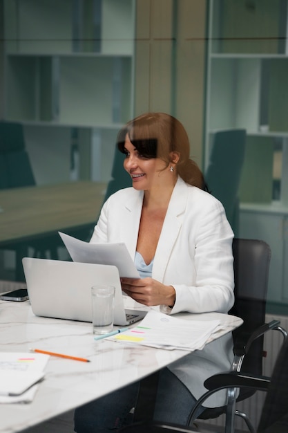 Free photo side view woman working with laptop