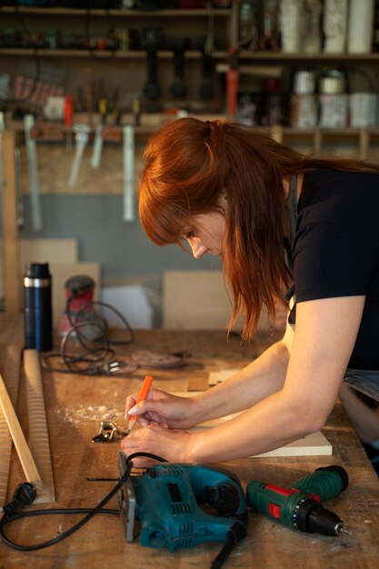Вид сбоку женщина, работающая с инструментами