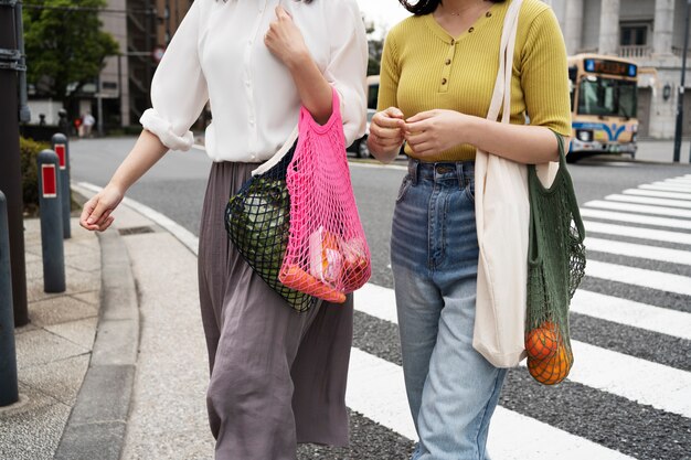 布製バッグを運ぶ側面図の女性