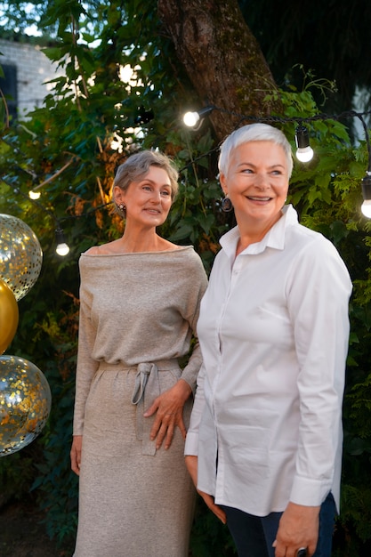 Free photo side view women celebrating birthday