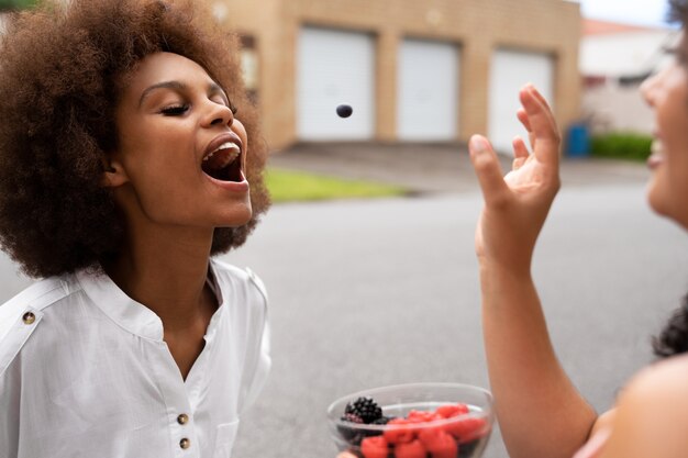 ベリーを食べる女性の側面図