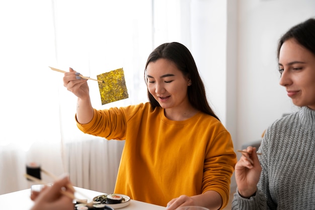 Free photo side view women eating at home