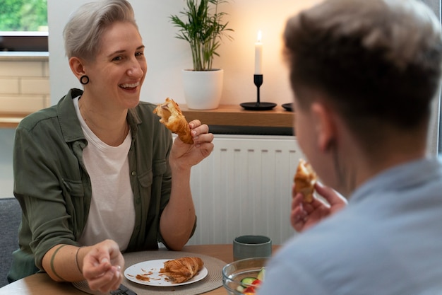 一緒に食べる側面図の女性