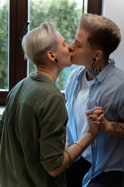 Foto gratuita donne di vista laterale a casa che si baciano