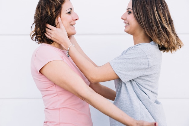 Foto gratuita le donne di vista laterale si avvicinano alla parete bianca