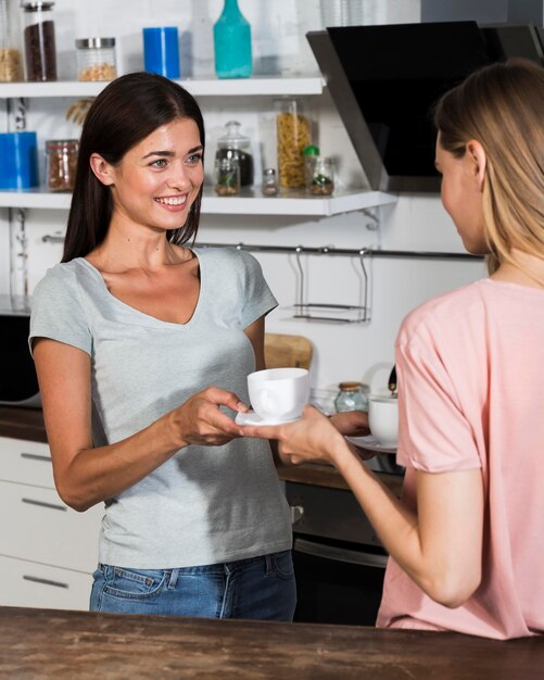 自宅でコーヒーを共有する女性の側面図