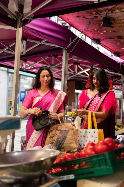 Free photo side view women shopping for groceries