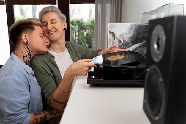 Free photo side view women with vinyl record