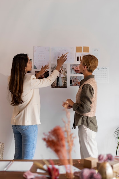 Free photo side view women working as wedding planners