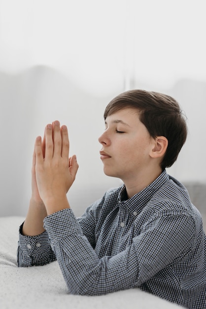 平和に祈る側面図少年