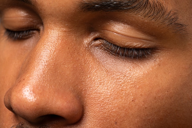 Free photo side view young man pores portrait