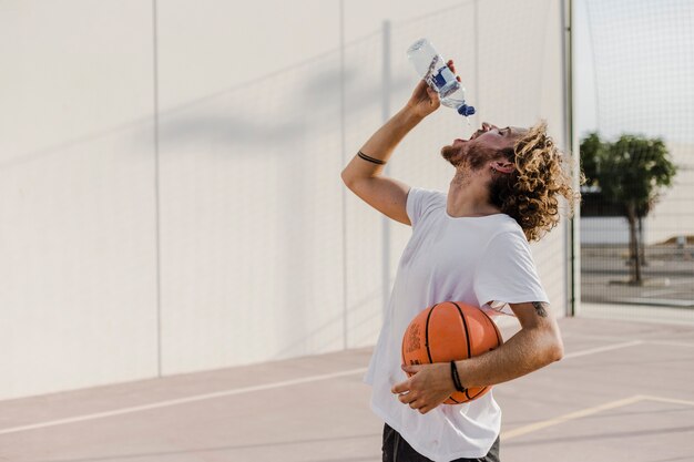 농구 식 수와 젊은 남자의 모습