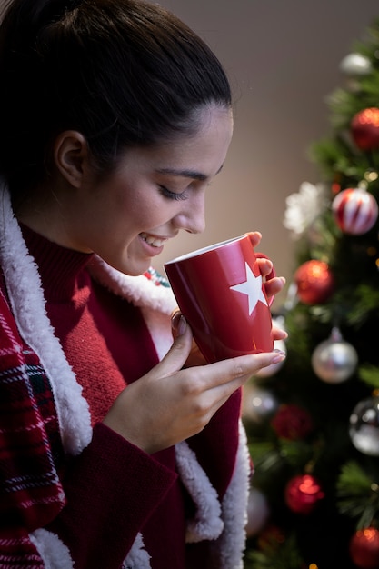 Free photo side view young woman drinking tea