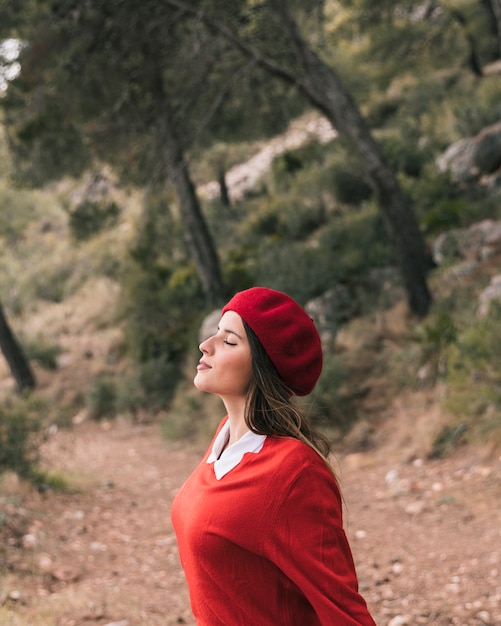 Vista laterale di una giovane donna che gode della natura