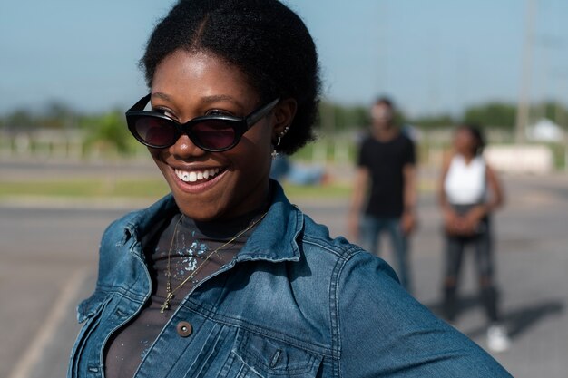 Free Photo side view young woman wearing sunglasses