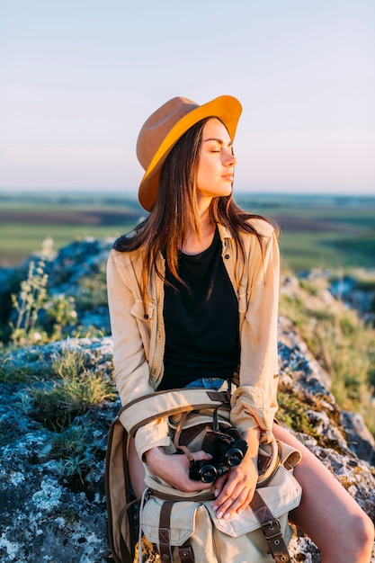 Foto gratuita vista laterale di una giovane donna con gli occhi chiusi