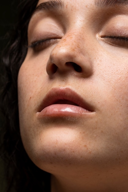 Free photo side view young woman with freckles