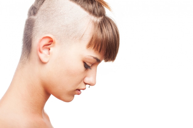 Vista laterale di giovane donna con un taglio di capelli moderno