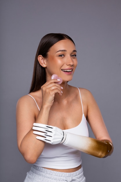 Free photo side view young woman with prosthesis