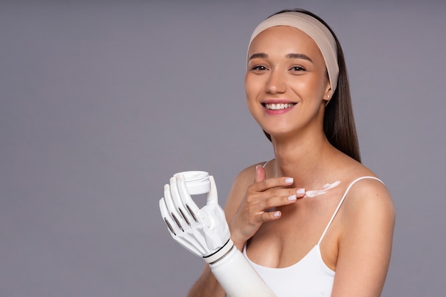 Free photo side view young woman with prosthesis