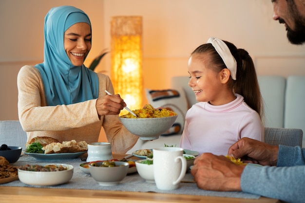 Foto gratuita famiglia sorridente di vista laterale a casa