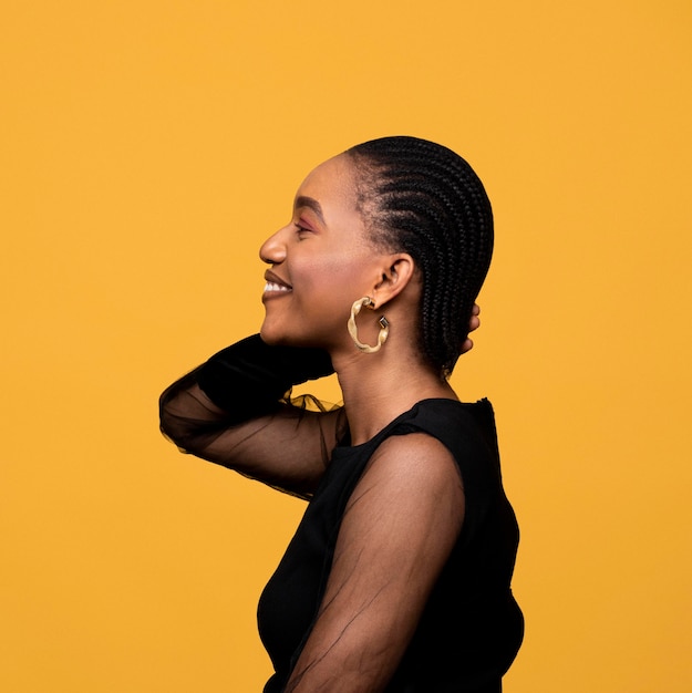 Free photo sideways african woman with golden earrings