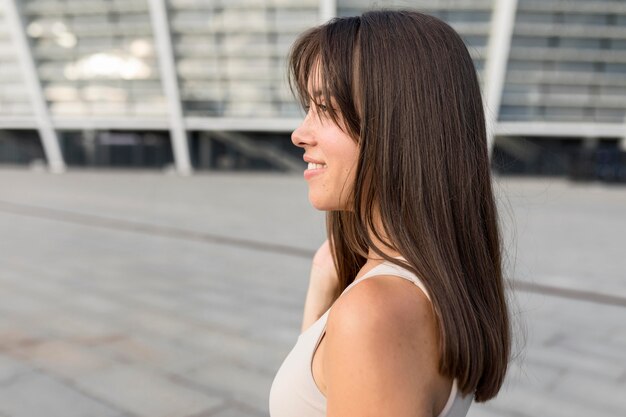 Free photo sideways beautiful young woman smiling