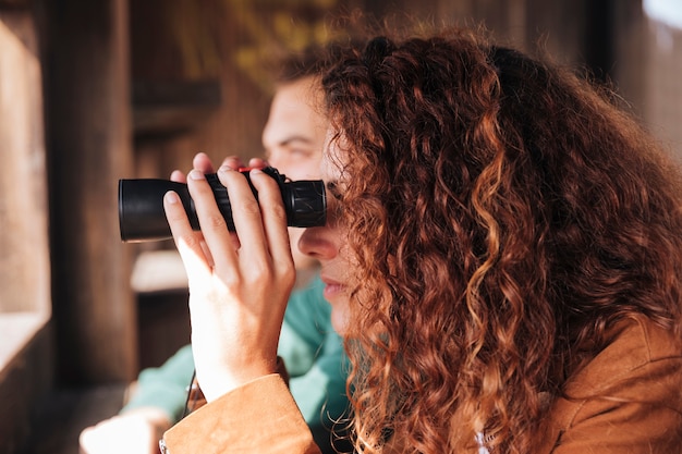 Foto gratuita birdwatching di coppia laterale