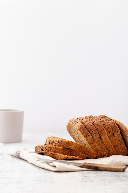 Foto gratuita vista frontale delle fette di pane tagliate lateralmente