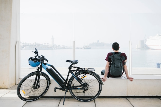 자전거 타는 사람 배경으로 앉아 옆으로 전자 자전거 프리미엄 사진