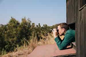 Foto gratuita birdwatching laterale dell'uomo