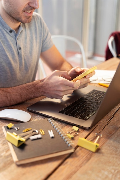 Foto gratuita uomo di lato alla ricerca di un progetto freelance