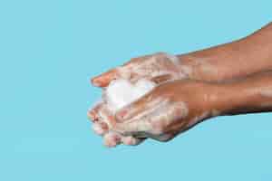 無料写真 白い石鹸で手を洗う横向きの人