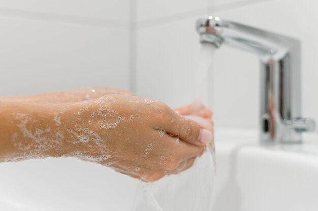 横向きの人が手を洗う