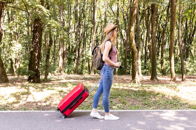 よそ見旅行者の横ショット