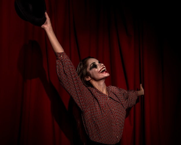 Free photo sideways woman dressed as a clown being happy